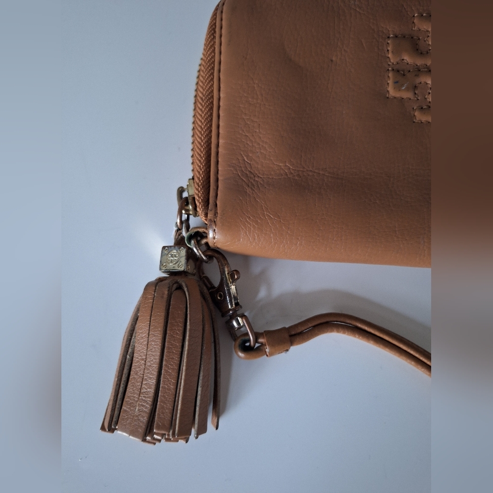 Tory Burch tan leather zip wallet/wristlet with a tassel - Picture 2 of 7